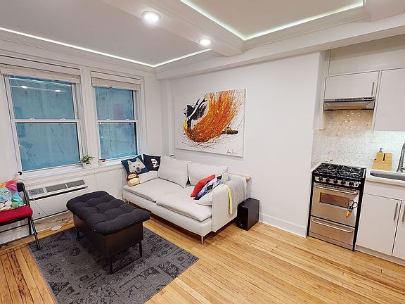 4th image of 155 E 49th St Lobby 1C