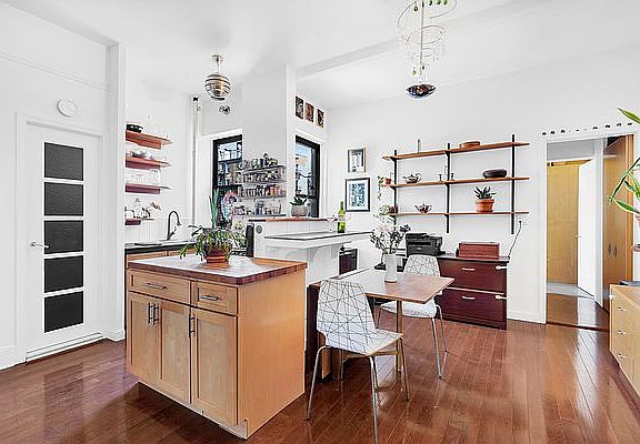 3rd image of 615 W 113th St #811