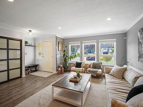 4th image of 2426 Wayburne Cres