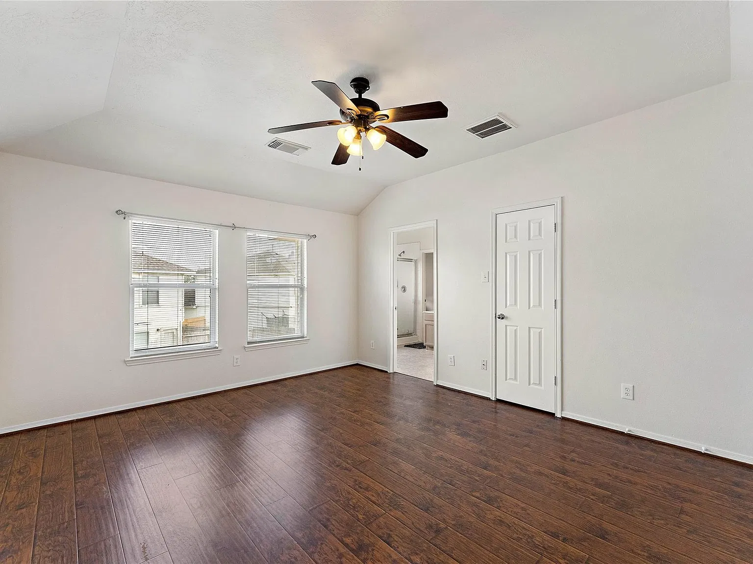 3 bed, 2.5 bath, 1976 sqft, $1,900 — Photo 3