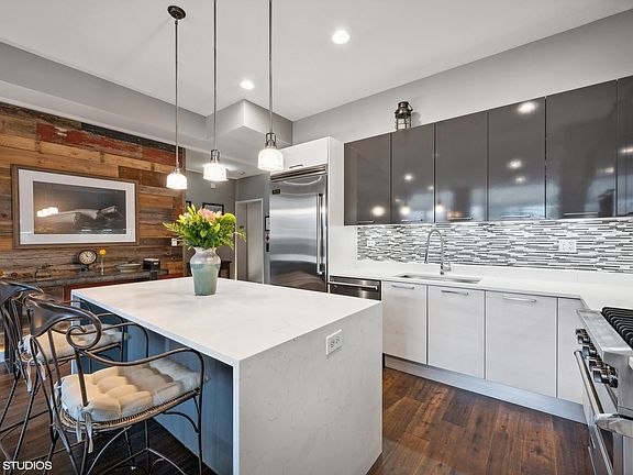 3rd image of 1611 N Hermitage Ave #402