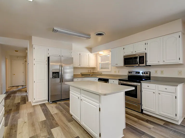 4631 Sherwood St NE — Photo 9