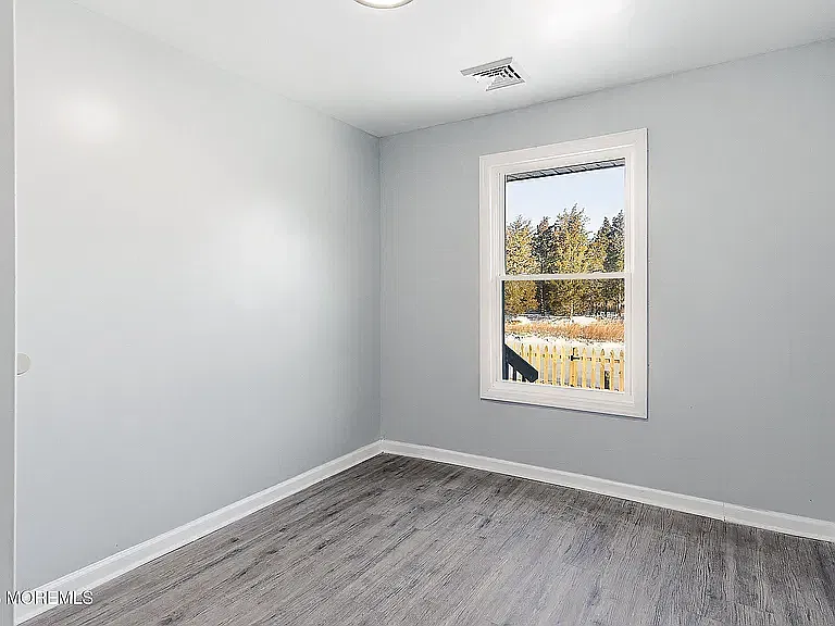3 bed, 850 sqft, $2,400 — Photo 3