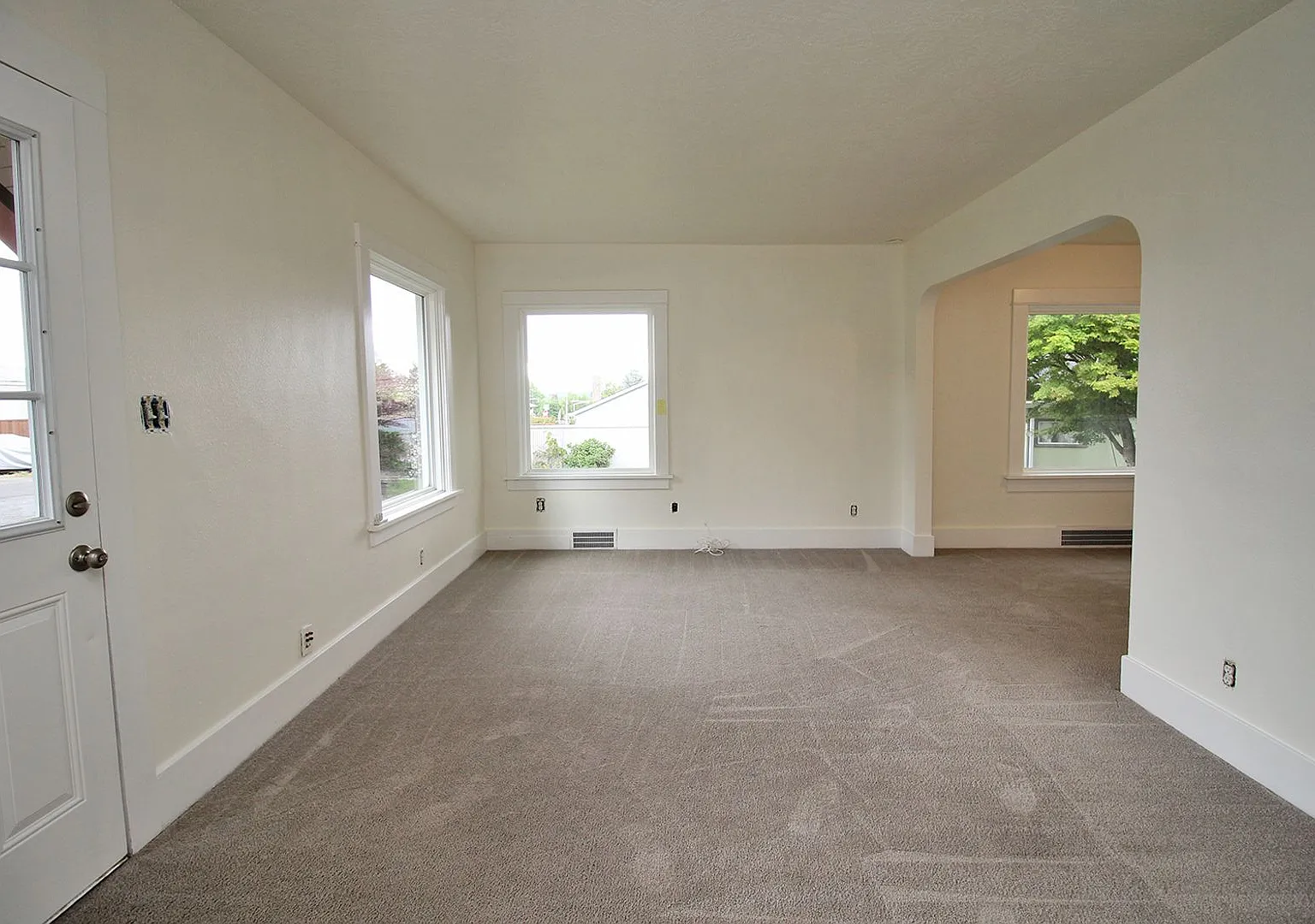 Freshly Updated 2 Bedroom Parkrose Bungalow — Photo 4