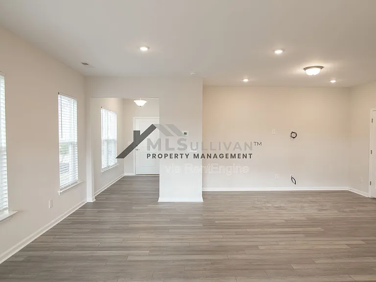 1010 Crater Lake Way — Photo 11