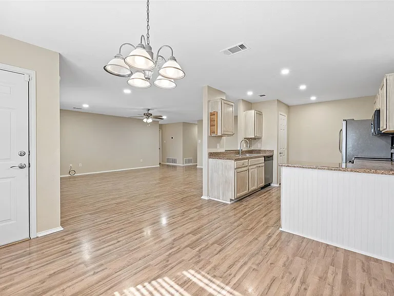 210 Mesquite Cir — Photo 7