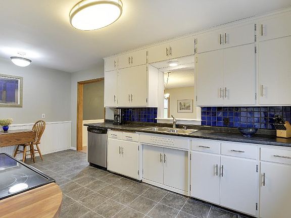 5th image of 2529 Buchanan St NE