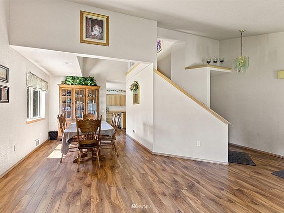 5th image of 471 E Hiawatha Blvd