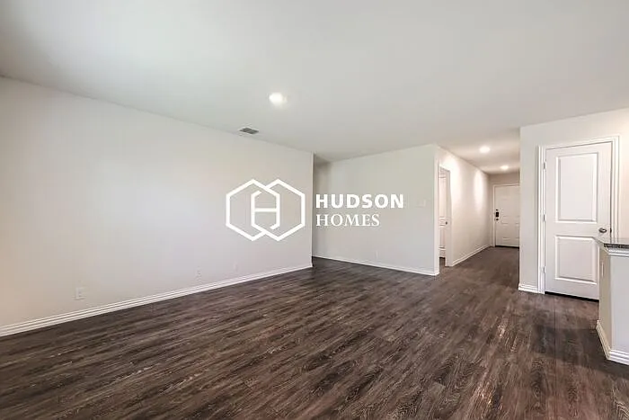 3 bed, 2.0 bath, 1298 sqft, $1,595 — Photo 3
