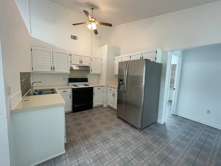 137 Manchester Rd — Photo 3
