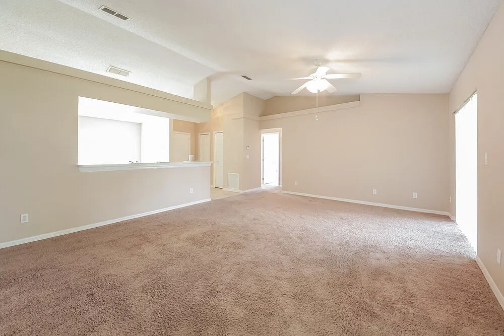 3 bed, 2.0 bath, 1204 sqft, $2,065 — Photo 4