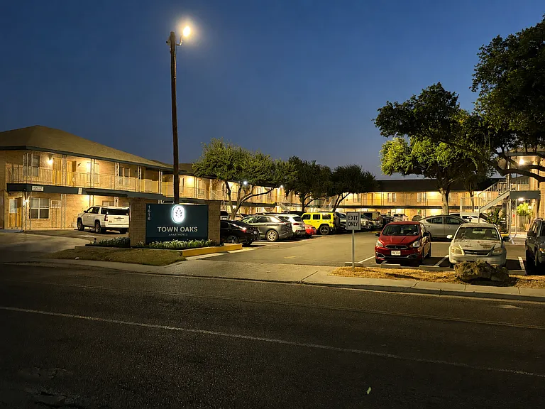 Town Oaks Apartments — Photo 12
