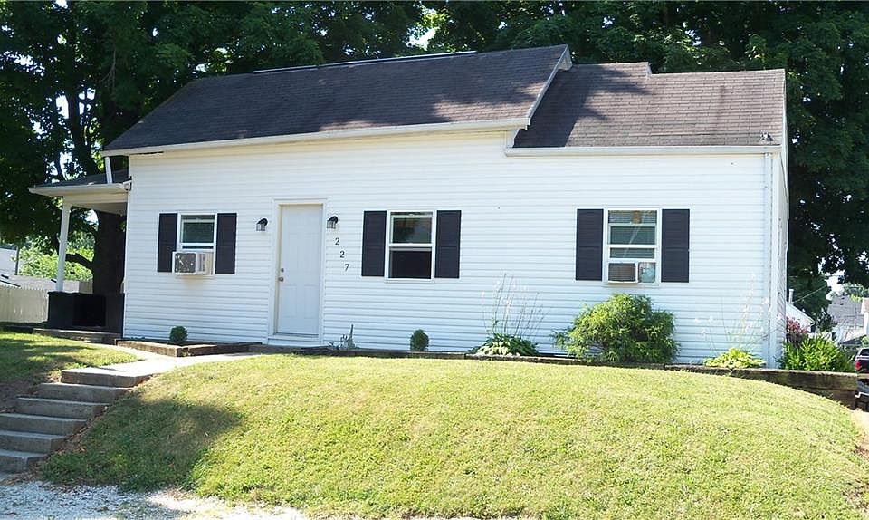 1st image of 227 W Elm St