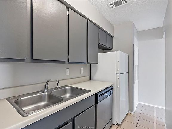 5th image of 1112 Autumn Cir #1112B