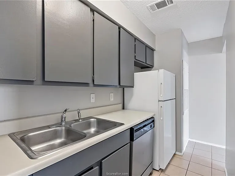 1112 Autumn Cir #D — Photo 10