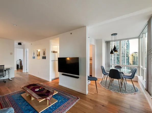 1166 Melville St #2103, Vancouver, BC V6E 4P5