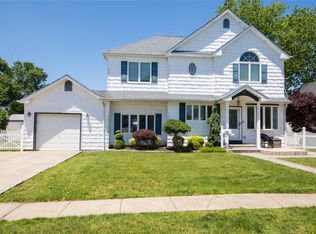 134 W Hampton Rd, Lindenhurst, NY 11757