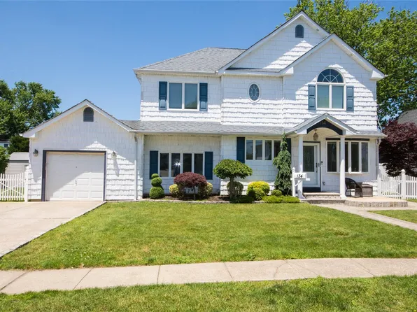 134 W Hampton Road, Lindenhurst, NY 11757