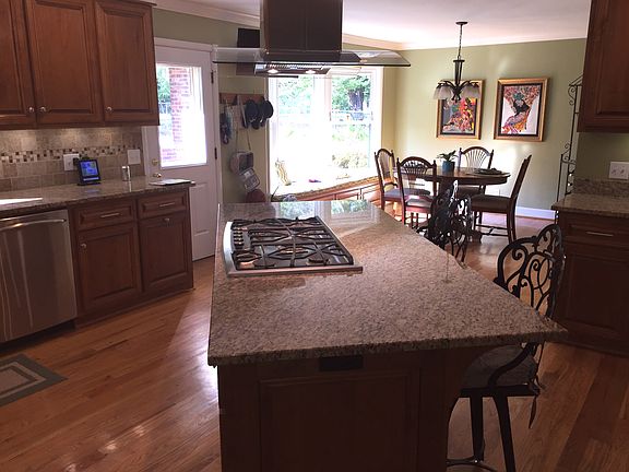 Gas cooktop with eat in