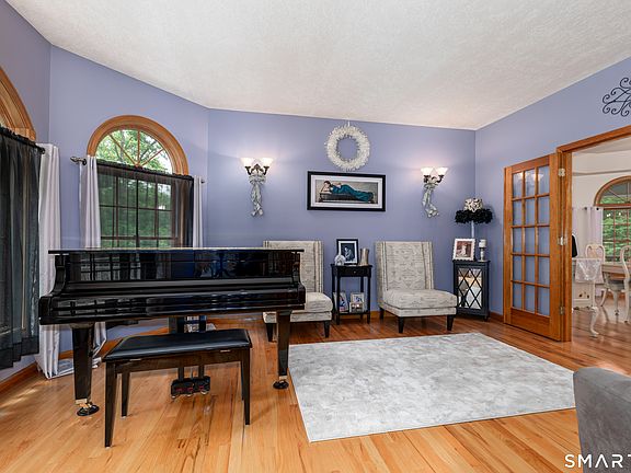 3rd image of 193 Stoneybrook Lane