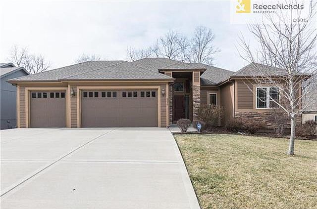 Front of home, cul de sac lot, 3 car garage