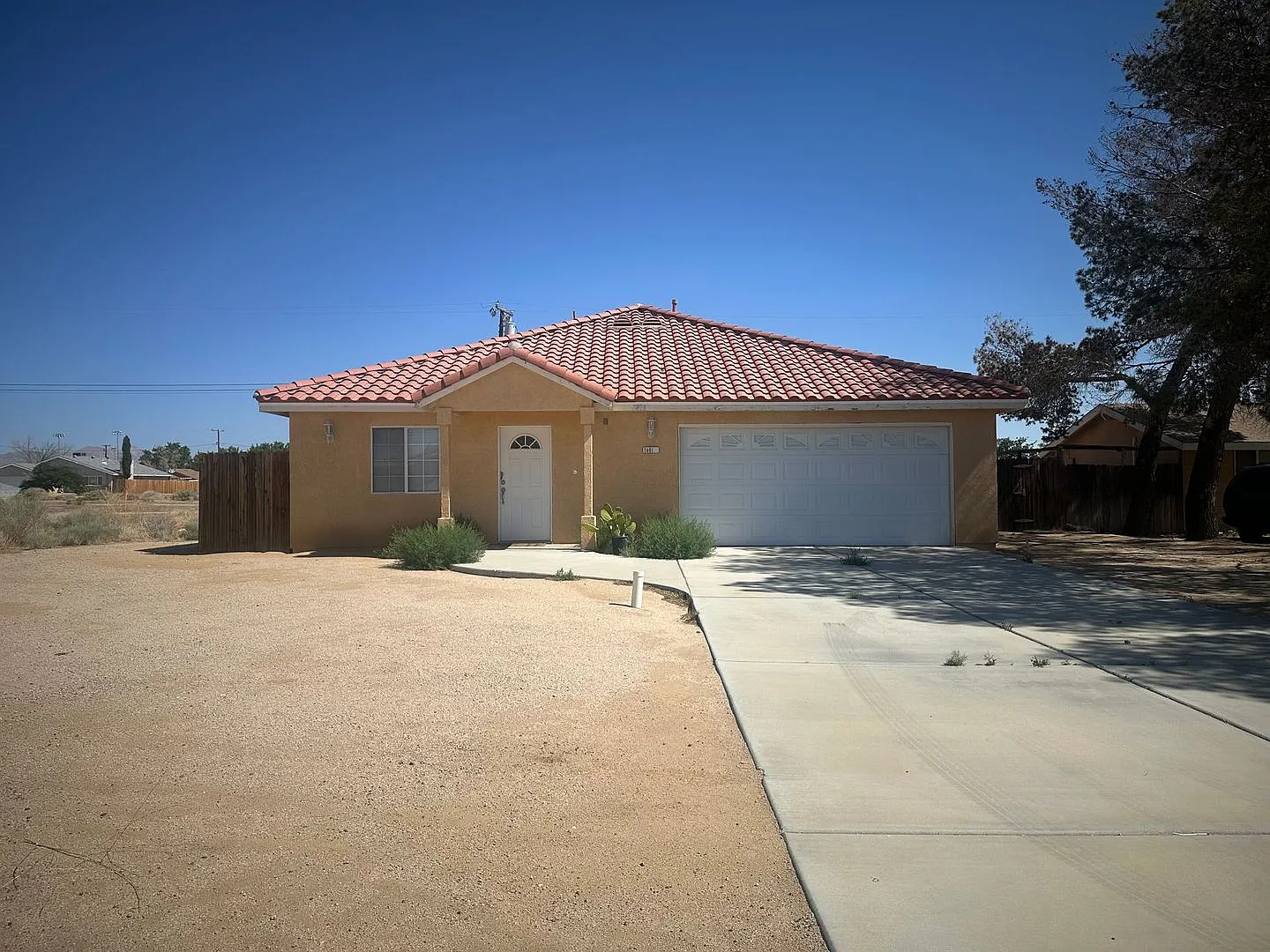 3 Bedroom 2 Bedroom Ready Now! — Photo 1