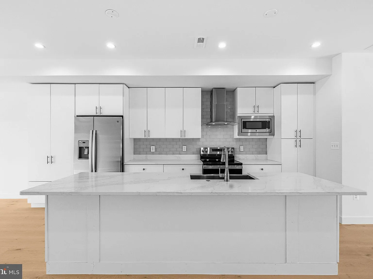 5 bed, 3.5 bath, 2760 sqft, $7,500 — Photo 3