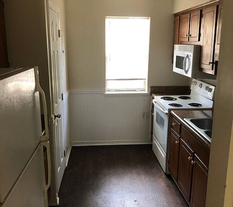 2nd image of 942 Bonham Ave #11274560