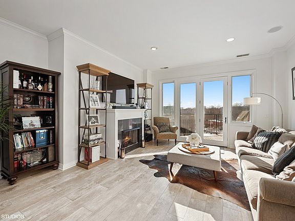 4th image of 2230 N Lincoln Ave APT 504