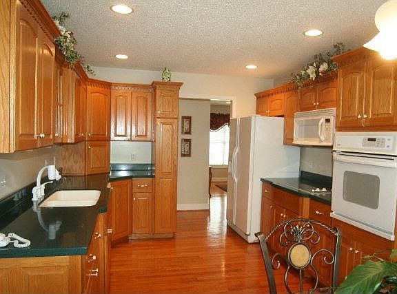 5th image of 420 Fisher Dr