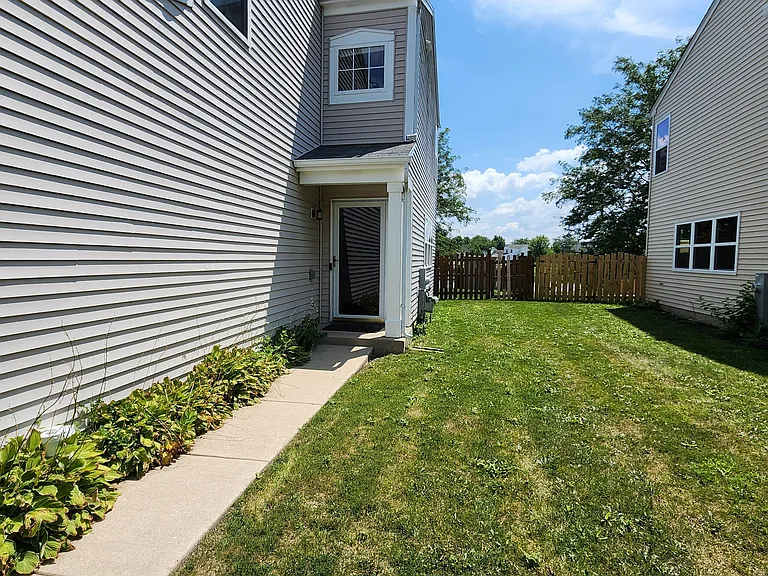 301 Wedgewood Cir #301 — Photo 3