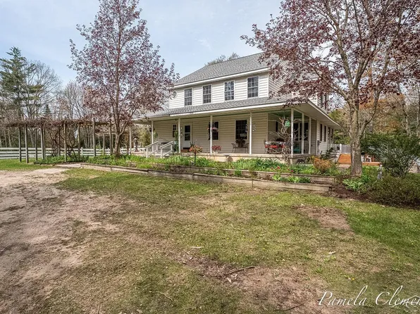 1519 N Roscommon Rd, Roscommon, MI 48653