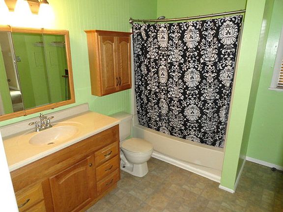 4th image of 1221 Rose Hill Dr