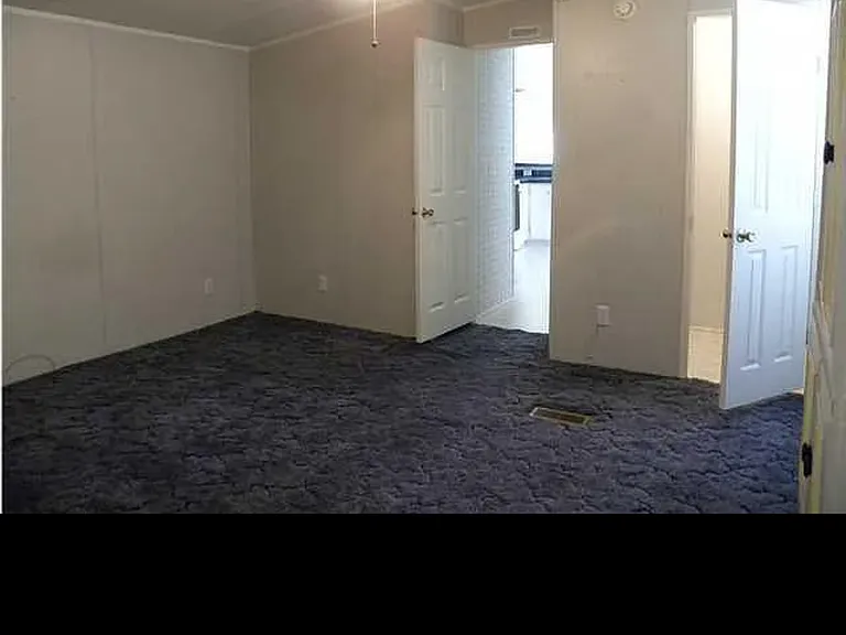 726 Lloyd St — Photo 9