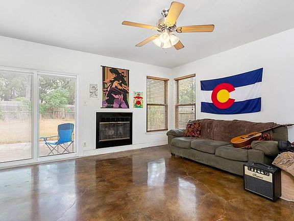 3rd image of 1922 White Oak Cir