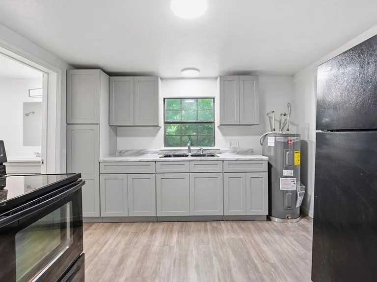 1827 Wood Ave — Photo 5