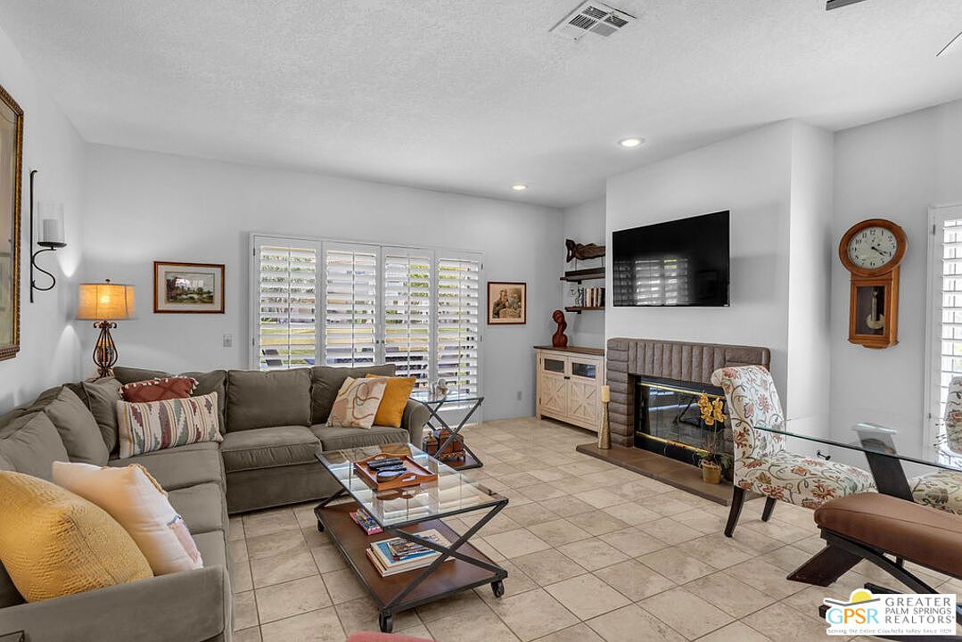 230 W Vista Royale Cir