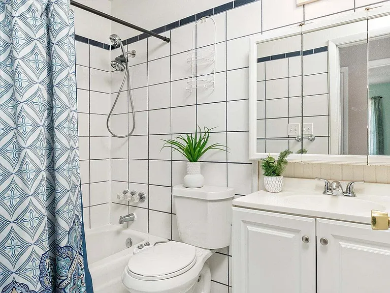 110 Green Dr — Photo 3