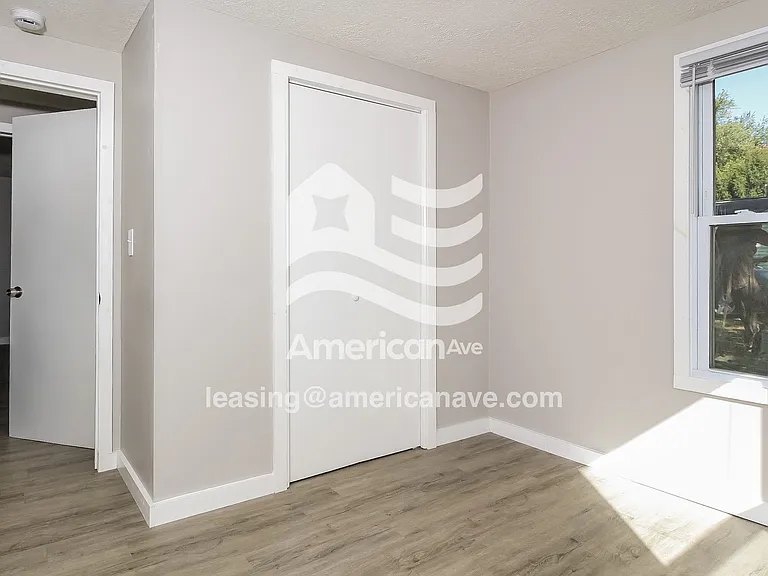 943837_009_wm_-_main_bedroom_13184288.jpg