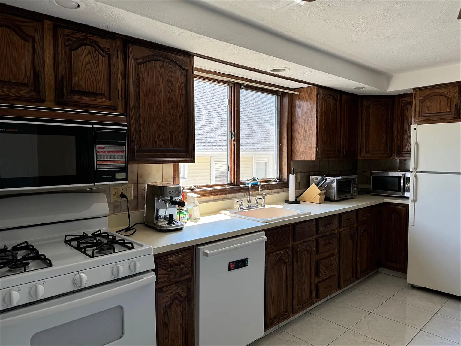 3 bed, 1100 sqft, $3,700 — Photo 1
