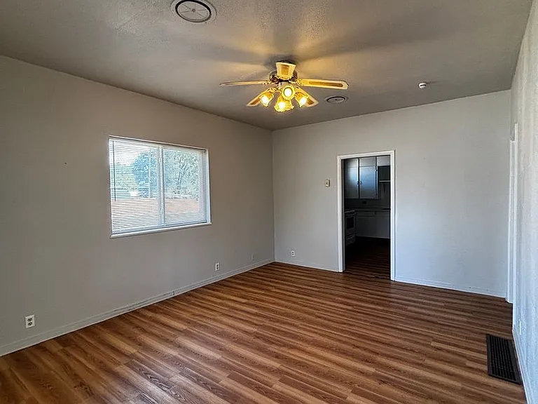 1246 N Main St — Photo 2
