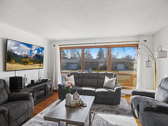 3rd image of 907 11th Ave NE