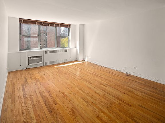 4th image of 32 Gramercy Park S APT 9F
