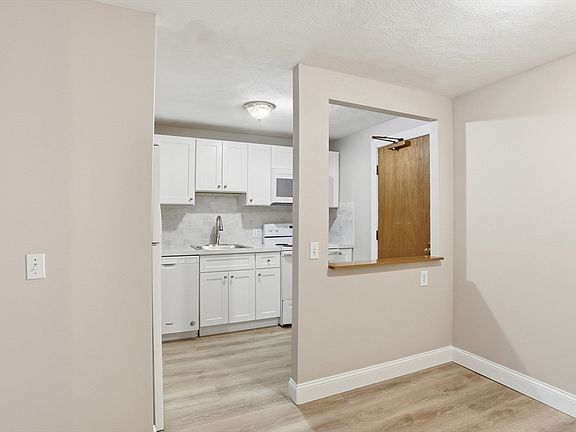 4th image of 11 Davis Rd APT B8