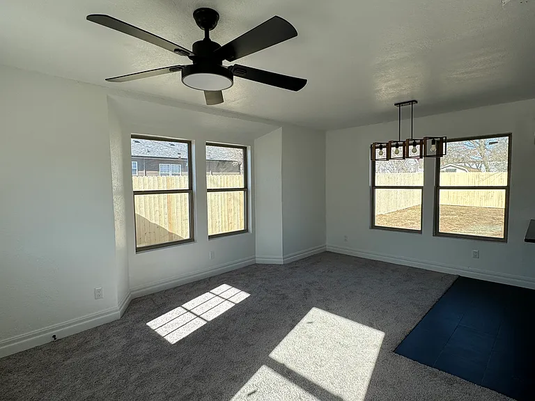 212 E Kirk St — Photo 3