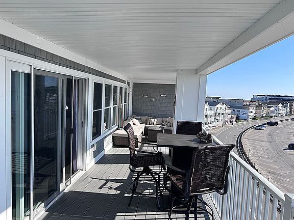 5th image of 377 Ocean Blvd #9
