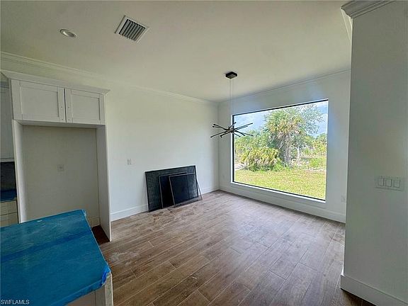 5th image of 2741 41st AVE NE
