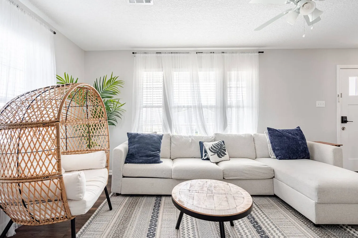 2 bed, 1.0 bath, 1033 sqft, $3,063 — Photo 3