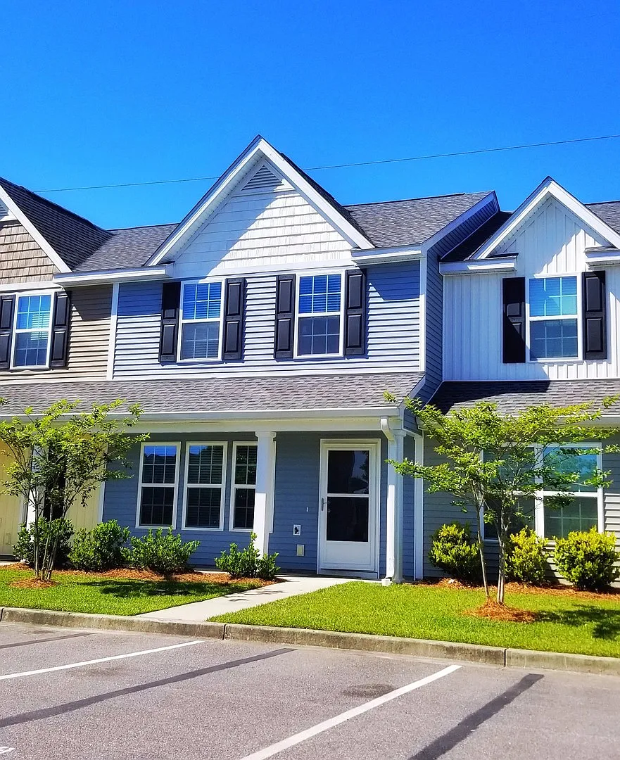3 Bedroom, 2.5 Bath Townhome — Photo 2