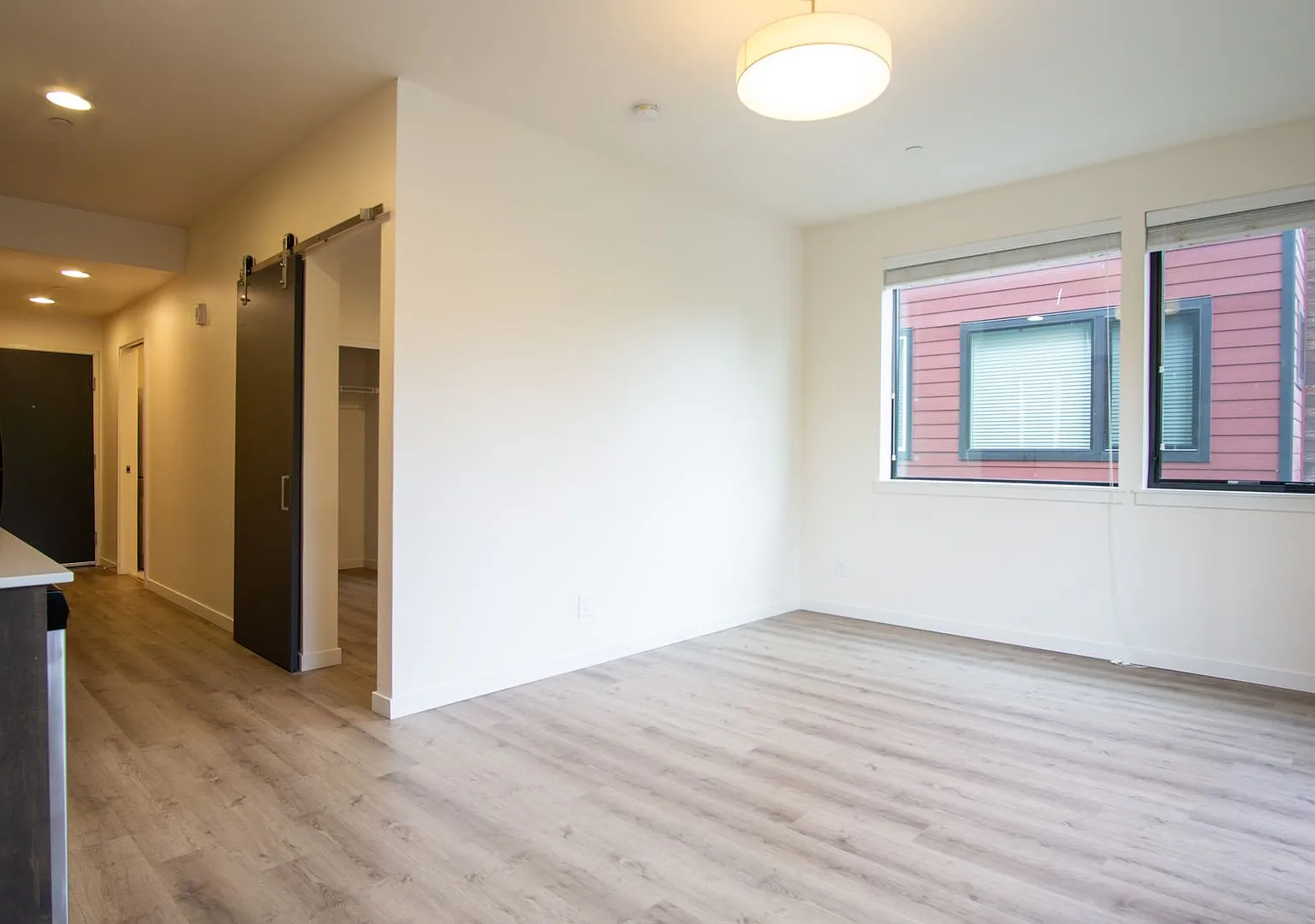 Modern & Bright 1 Bedroom w/Condo Finishes + Balcony Ready Soon! — Photo 2